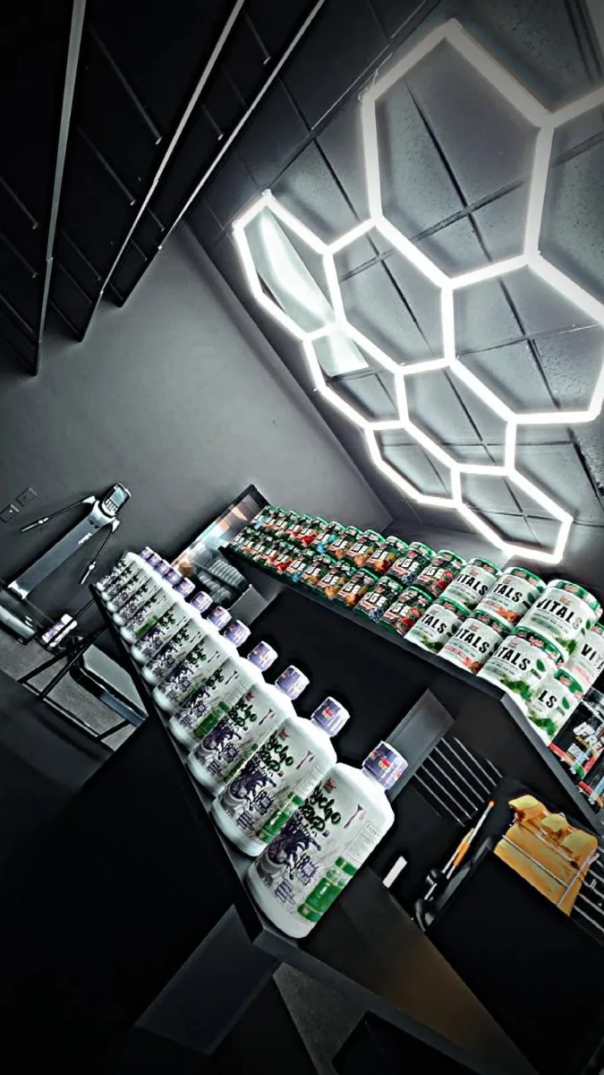 Estantes de la tienda New Era Nutrition en McFarland