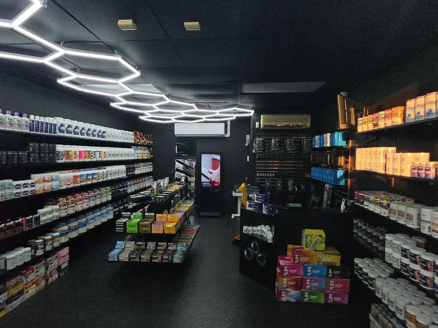 Interior de la tienda New Era Nutrition en McFarland, California